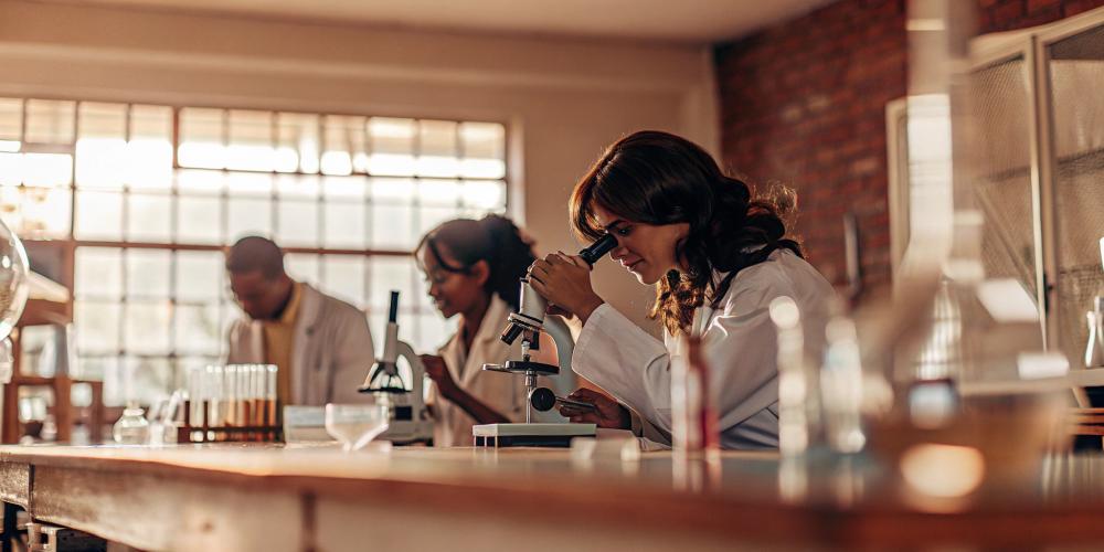 Estudantes em laboratório de Biotecnologia